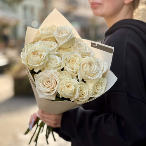 15 троянд Playa Blanca у букеті «Світла сніжинка»
