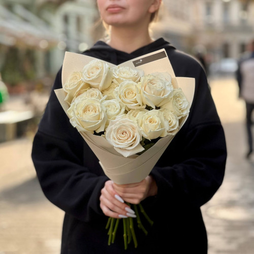 15 троянд Playa Blanca у букеті «Світла сніжинка»