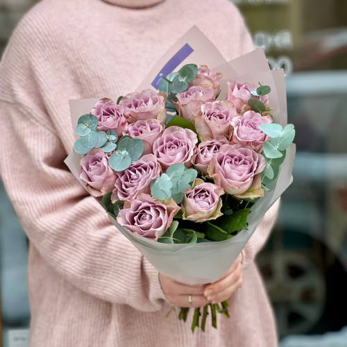 Ніжний фіолетовий букет з 15 троянд Memory Lane з евкаліптом «Бузкова мить»