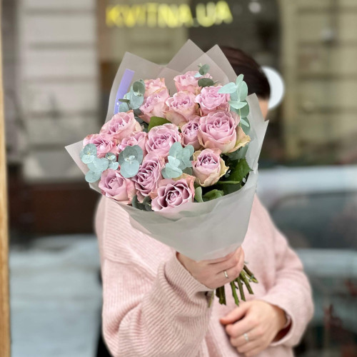 Ніжний фіолетовий букет з 15 троянд Memory Lane з евкаліптом «Бузкова мить»