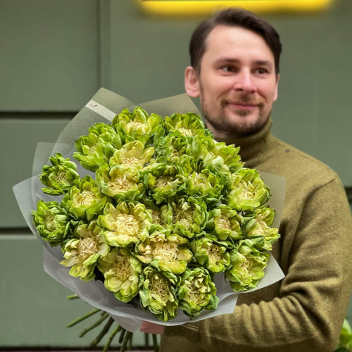 Букет із 25 ексклюзивних зеленуватих троянд Kvitna dragon