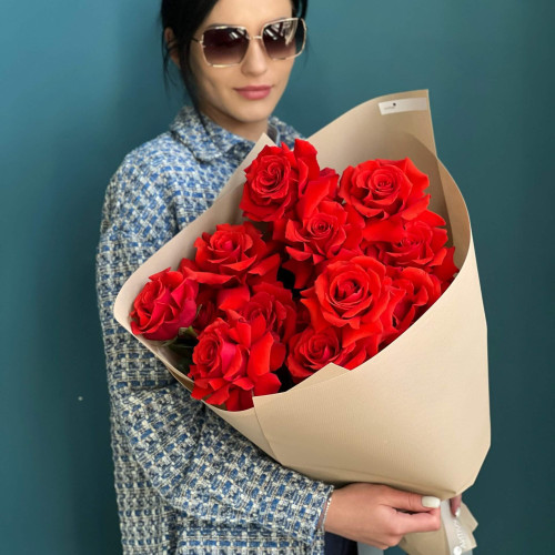 17 троянд Ніна у букеті «Яскрава пристрасть»