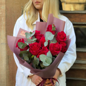 9 троянд Gotcha та евкаліпт