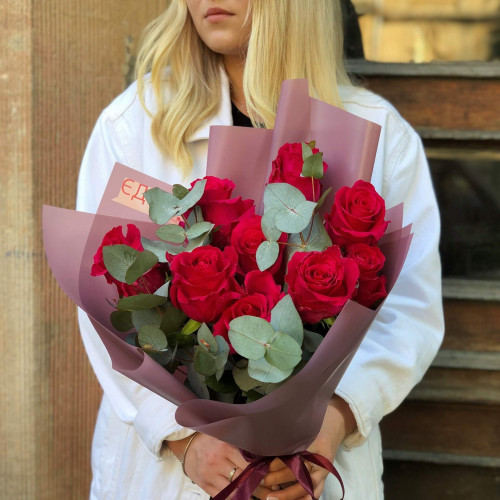 9 троянд Gotcha та евкаліпт