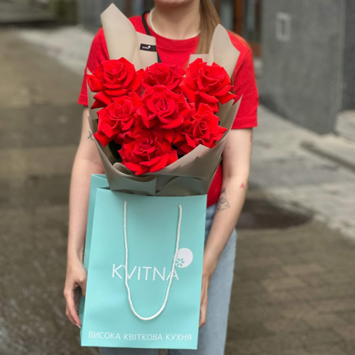9 яскраво-червоних троянд Nina у букеті «Пристрасний привіт»
