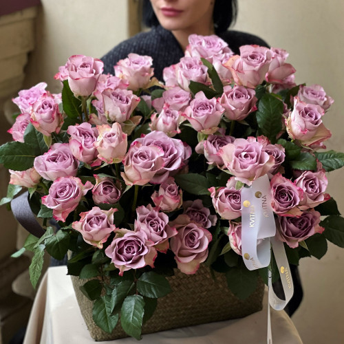 51 троянда Memory lane у кошику «Лавандовий крем»