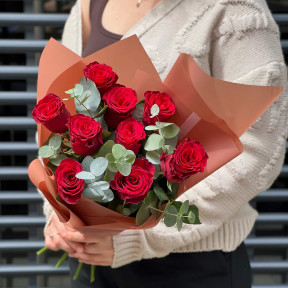 9 троянд та евкаліпт