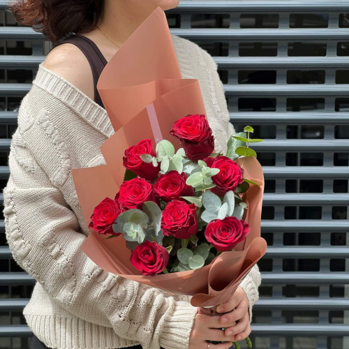 9 троянд та евкаліпт