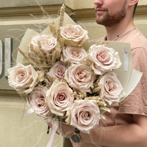 11 троянд Quicksand у букеті «Пшеничний пилок»