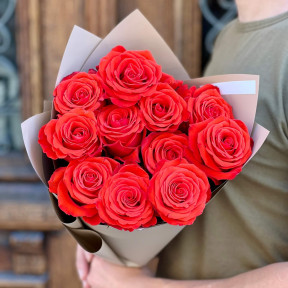 11 троянд сорту Nina у букеті «Червоний поцілунок»