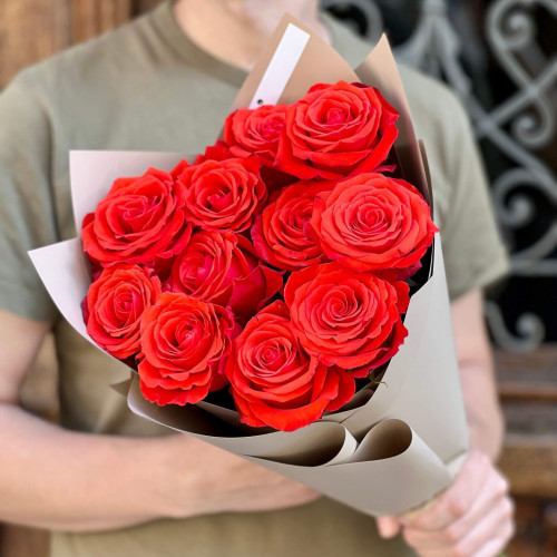 11 троянд сорту Nina у букеті «Червоний поцілунок»