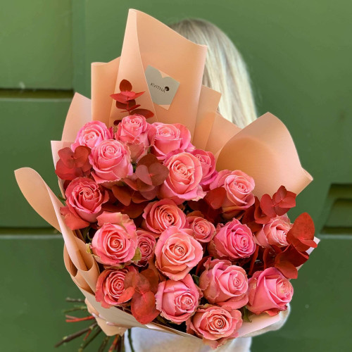21 «Hermosa» roses and eucalyptus