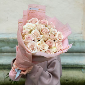 19 пудрових еквадорських троянд «Quicksand»