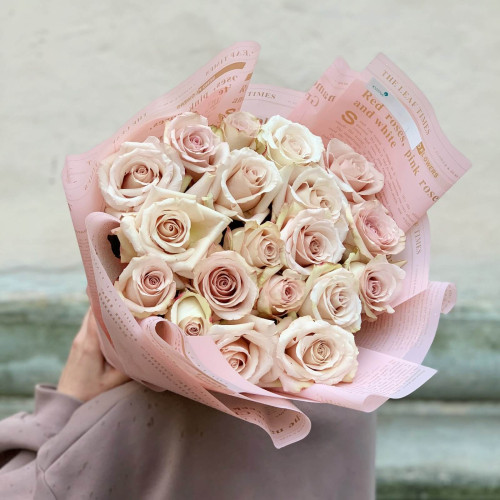 19 пудрових еквадорських троянд «Quicksand»