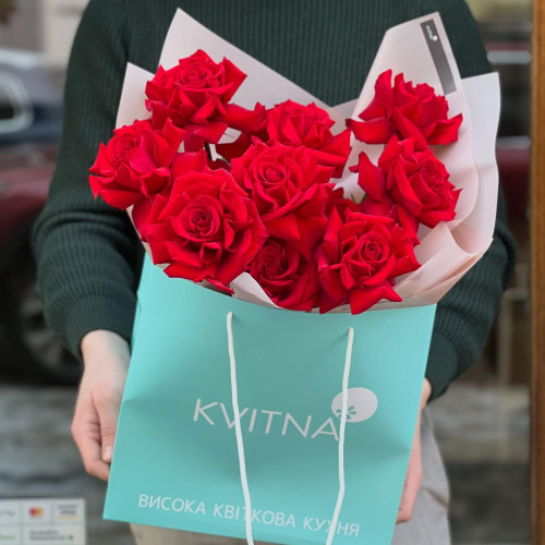 Пристрасний букет із 11 червоних троянд Freedom «Червона пелюстка»