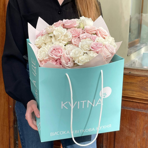 15 кущових троянд у букеті «Пелюсткові мережива»