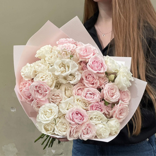 15 кущових троянд у букеті «Пелюсткові мережива»