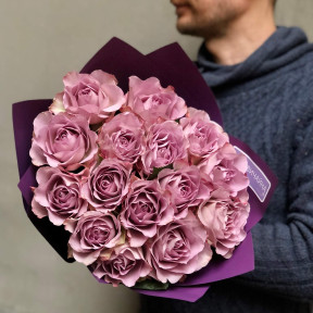 15 бузкових троянд Memory Lane у букеті «Лавандовий подих»