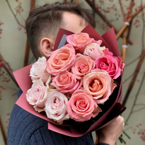 Мікс із 11 троянд Hermosa та Pink Mondial у букеті «Солодкий комплімент»