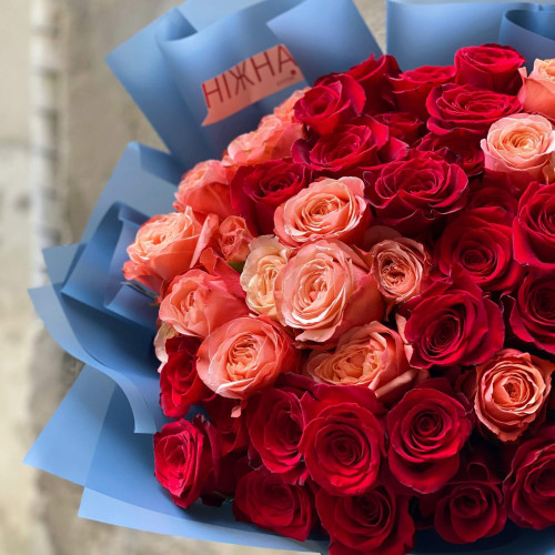 Мікс з 49 еквадорських троянд