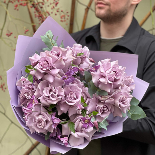 Вивернутые фиолетовые розы с клематисом в букете «Сиреневое облачко»