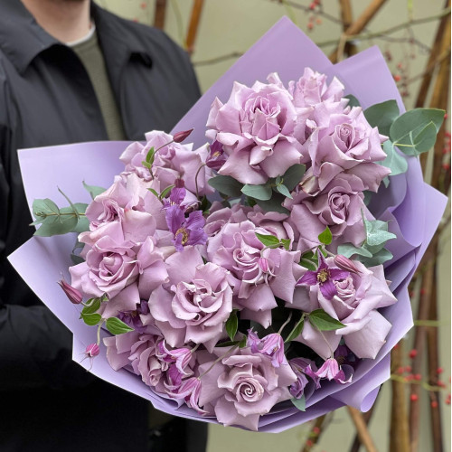 Вивернутые фиолетовые розы с клематисом в букете «Сиреневое облачко»