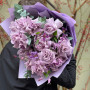 Вивернутые фиолетовые розы с клематисом в букете «Сиреневое облачко»