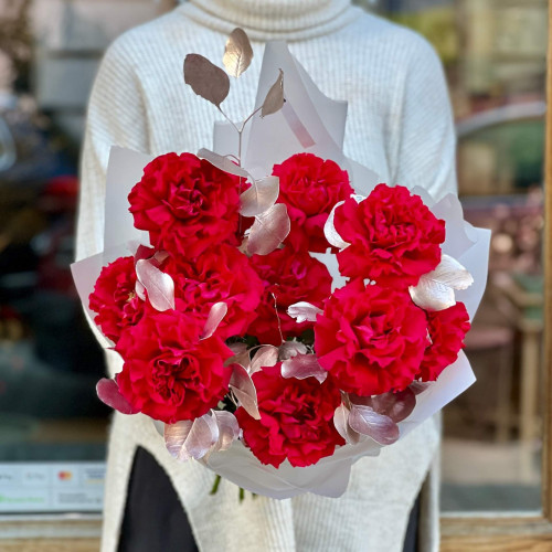 Малиновий букет із троянди Майра та золотистого евкаліпту «Яскравий спалах»