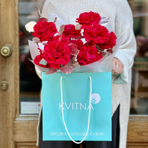 Малиновий букет із троянди Майра та золотистого евкаліпту «Яскравий спалах»