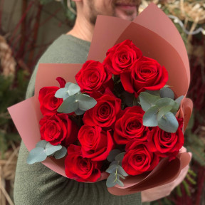 11 червоних троянд Freedom у букеті «Яскравий оксамит»