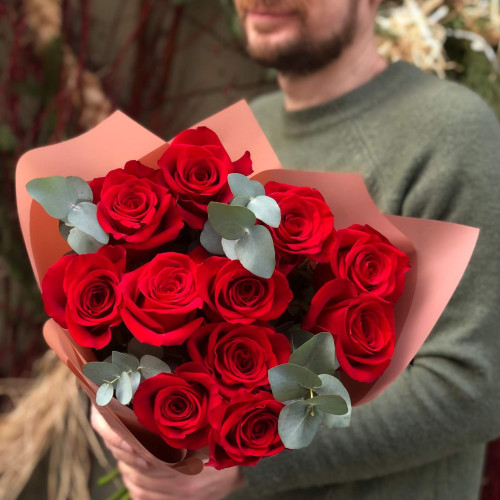 11 червоних троянд Freedom у букеті «Яскравий оксамит»