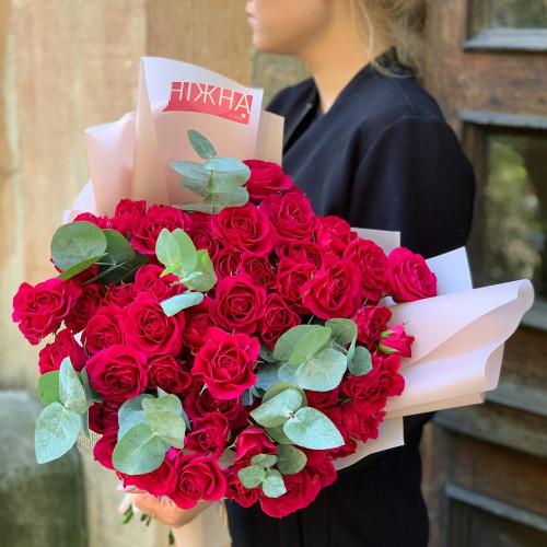 21 гілка кущової троянди у букеті «Яскравий рум‘янець»