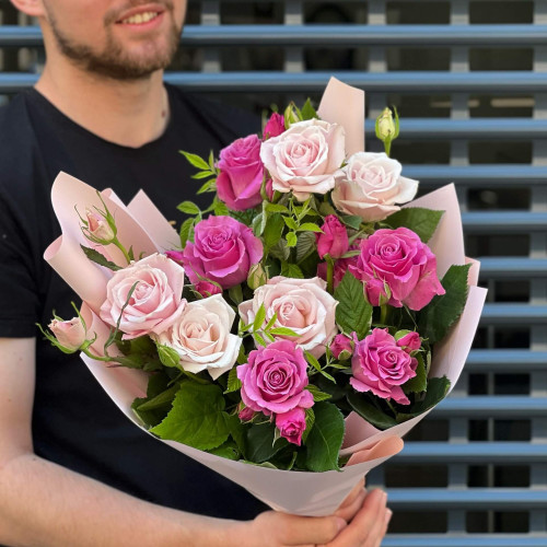 11 гілок кущової троянди у букеті «Солодкі ягідки»