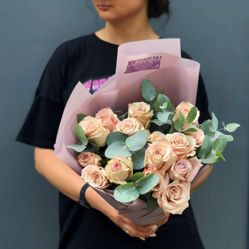 15 пудрових троянд «Quicksand»