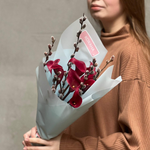 7 вишуканих бордових калл та вербові гілочки у букеті «Рубінові котики»