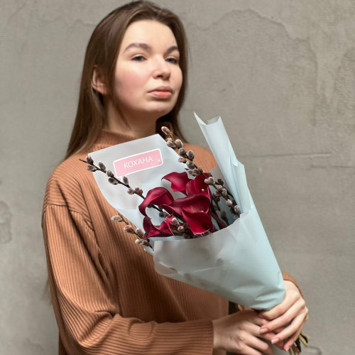 7 вишуканих бордових калл та вербові гілочки у букеті «Рубінові котики»