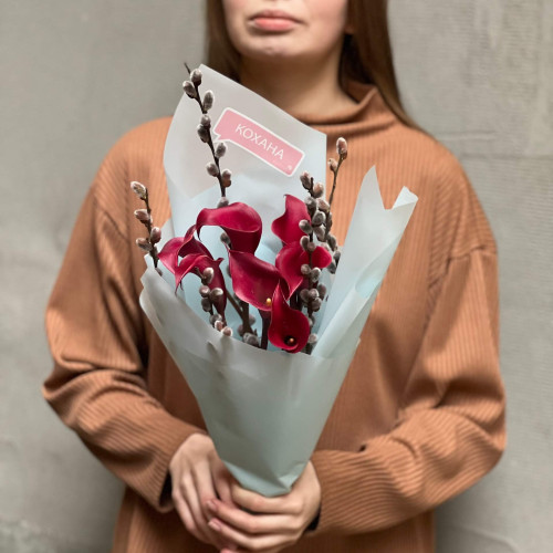 7 вишуканих бордових калл та вербові гілочки у букеті «Рубінові котики»