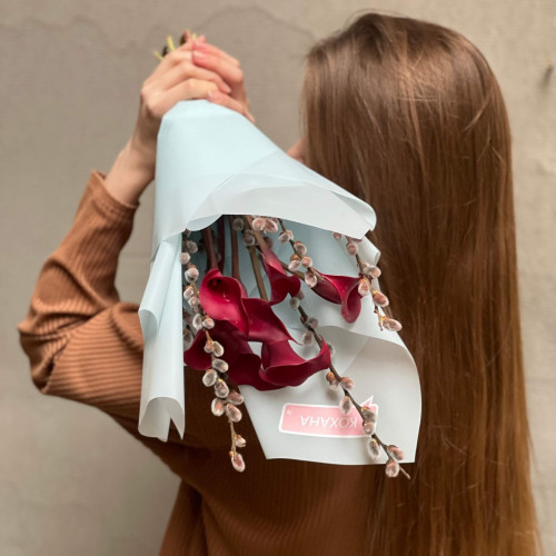 7 вишуканих бордових калл та вербові гілочки у букеті «Рубінові котики»