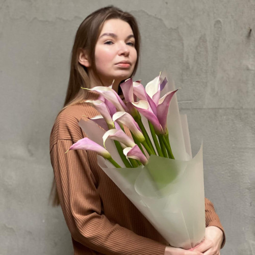 Bouquet of 15 elegant Ecuadorian calla lilies «Amethyst Arrows»