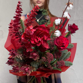 Букет у червоних відтінках «Зимова яскравість»