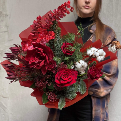 Букет у червоних відтінках «Зимова яскравість»