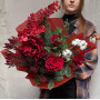 Букет у червоних відтінках «Зимова яскравість»