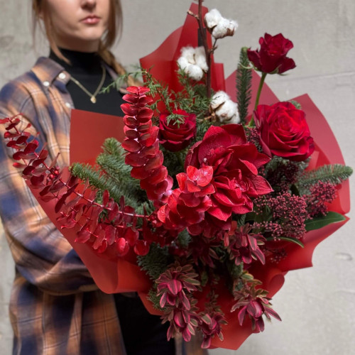 Букет у червоних відтінках «Зимова яскравість»