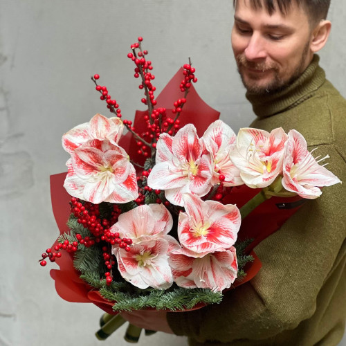 Красочный зимний букет с амариллисами «Рождественское созвездие»