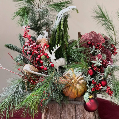 Атмосферна різдвяна композиція з додаванням натуральних матеріалів та хвої «В гостях у Геґріда»