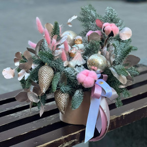 Різдвяна композиція в ніжних світанкових кольорах із хвої та сухоквітів «Легкий світанок»