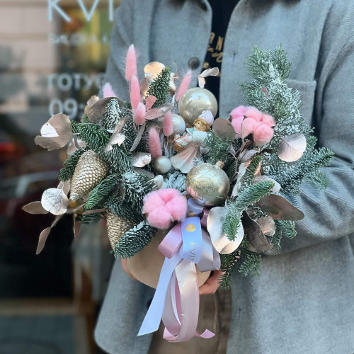 Різдвяна композиція в ніжних світанкових кольорах із хвої та сухоквітів «Легкий світанок»