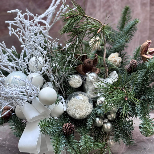 Святкова композиція із хвої з декором «Щедрик»