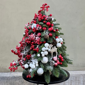 Святкова ялиночка із червоно-білим декором «Лісове Різдво»