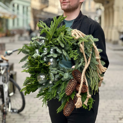 Святковий вінок із хвої у екостилі «Зелений ліс»